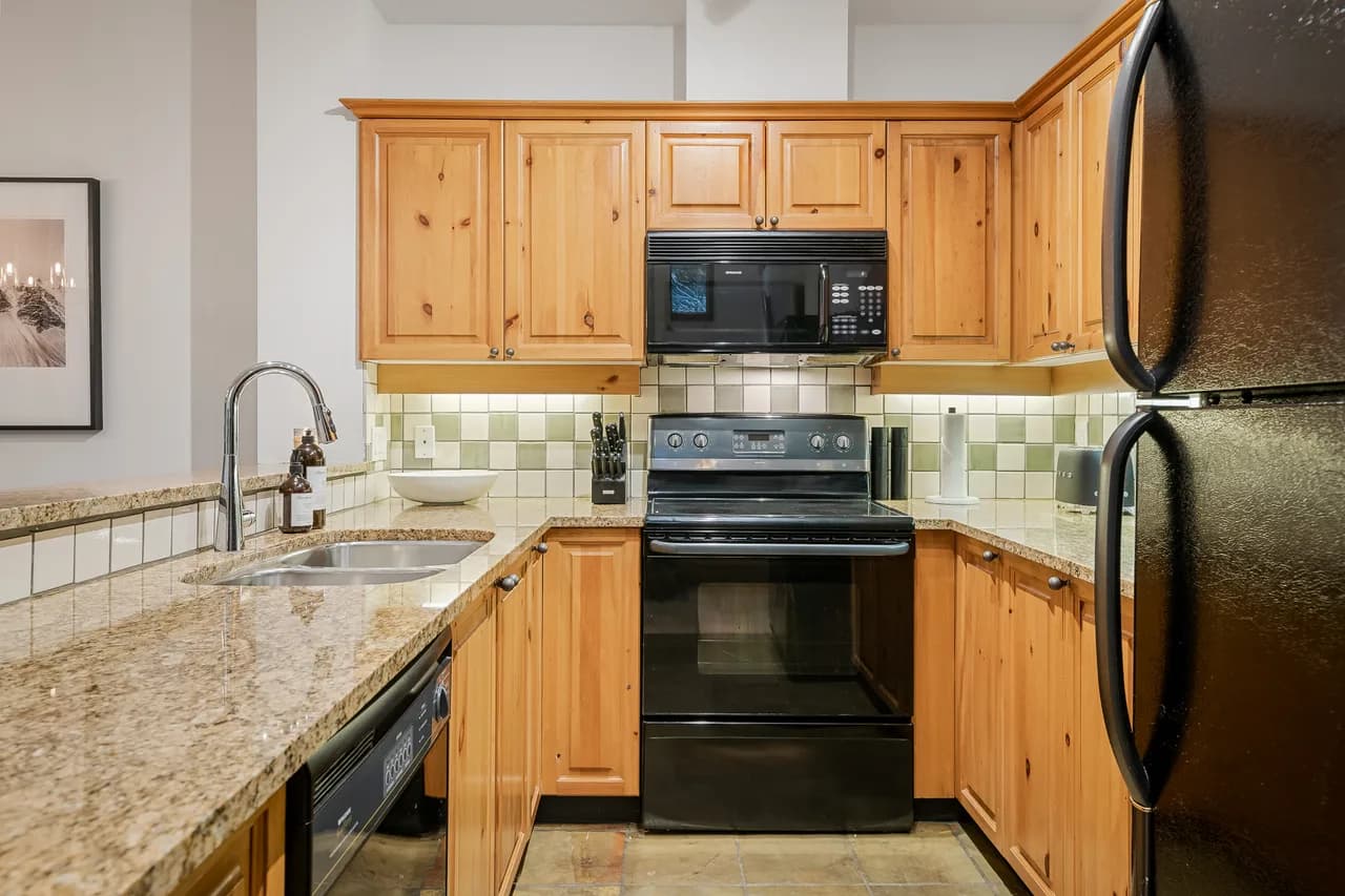 Luxe-Cozy 3-Bed Whistler Village - AceHost 10