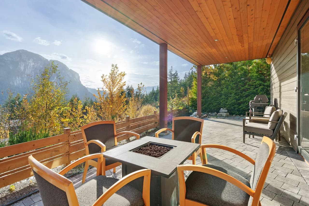 Squamish Retreat With The Best View! photo 4