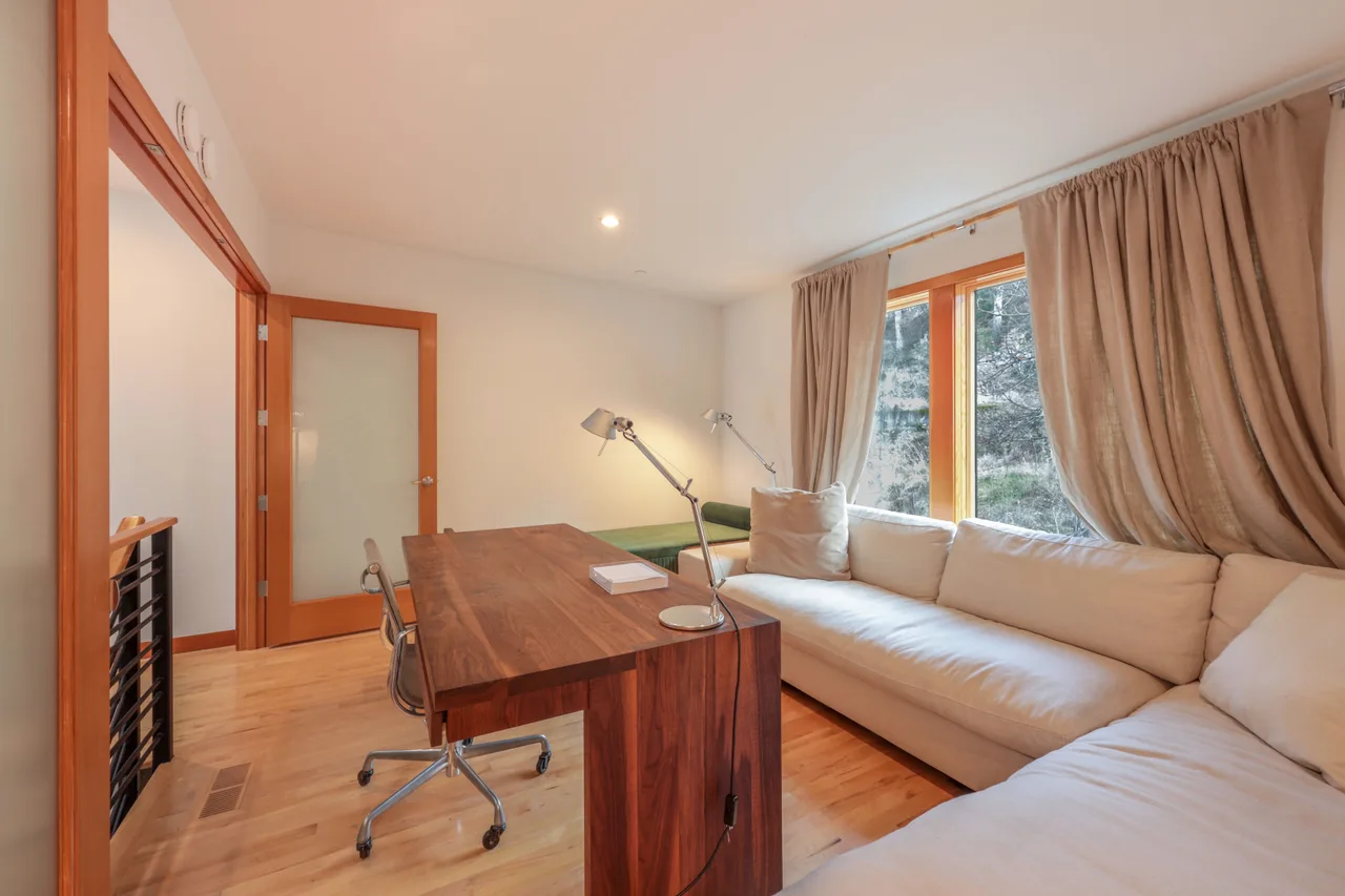 Hood River Luxury Home 27