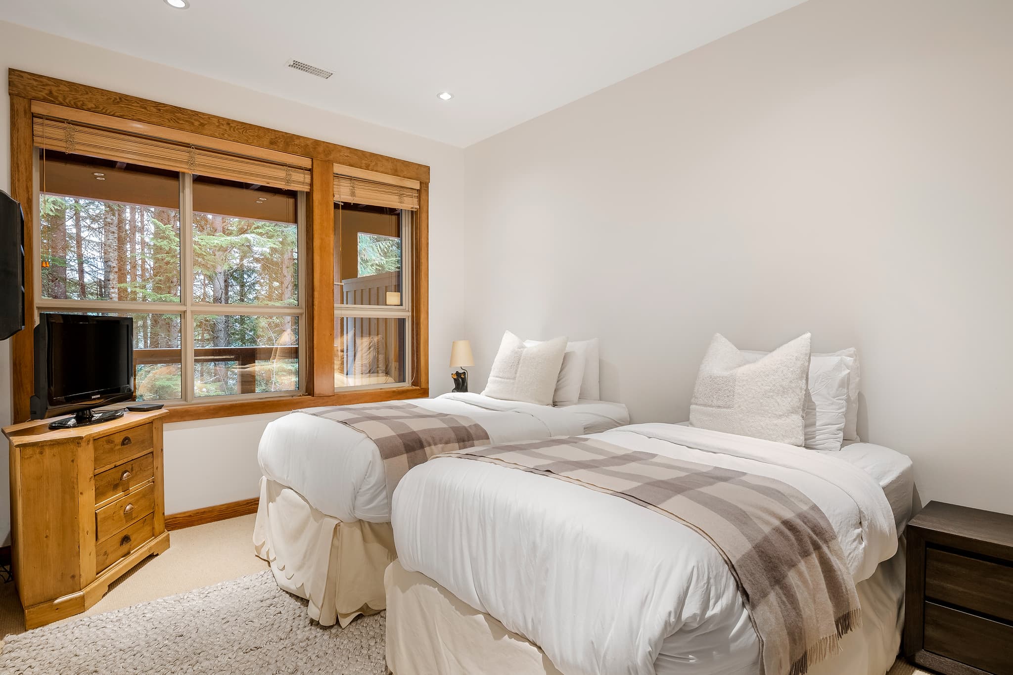 Luxe-Cozy Whistler Village interior 14