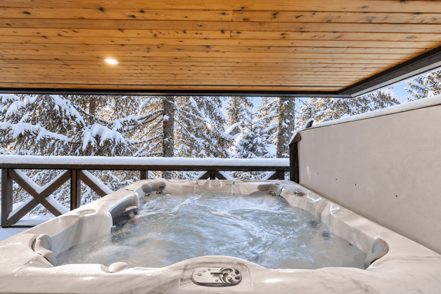 Pinnacle Ridge 23 private hot tub in the snow