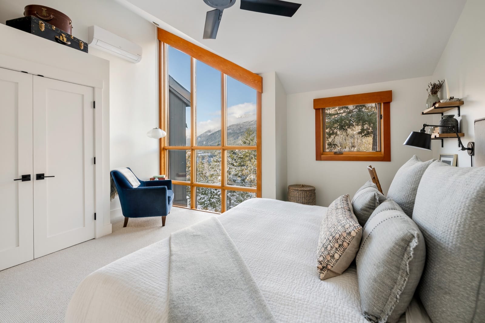Luxe 5-BED Scandinave Retreat | Walk to Slopes - Luxury Worldwide vacation rental with 3 bedrooms, accommodating up to 8 guests