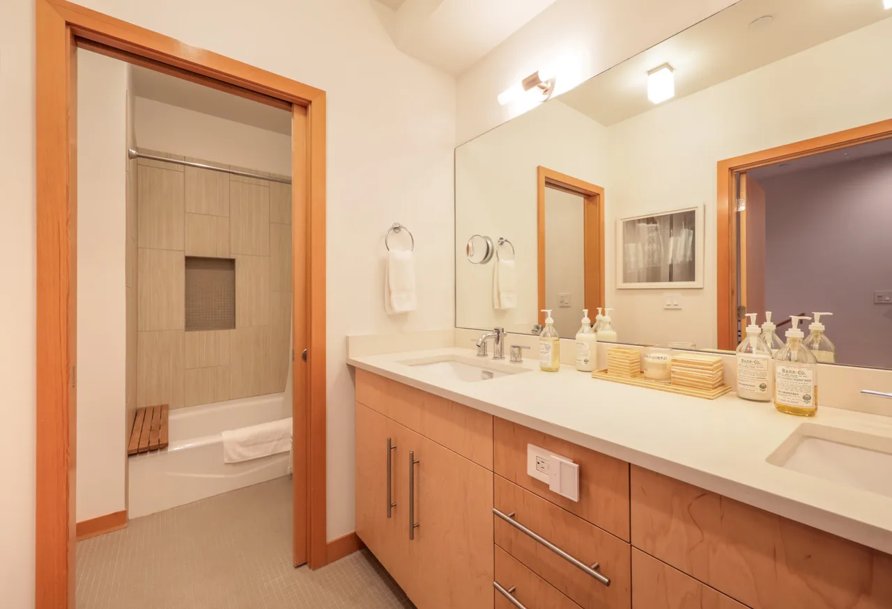 Hood River Luxury Home 10