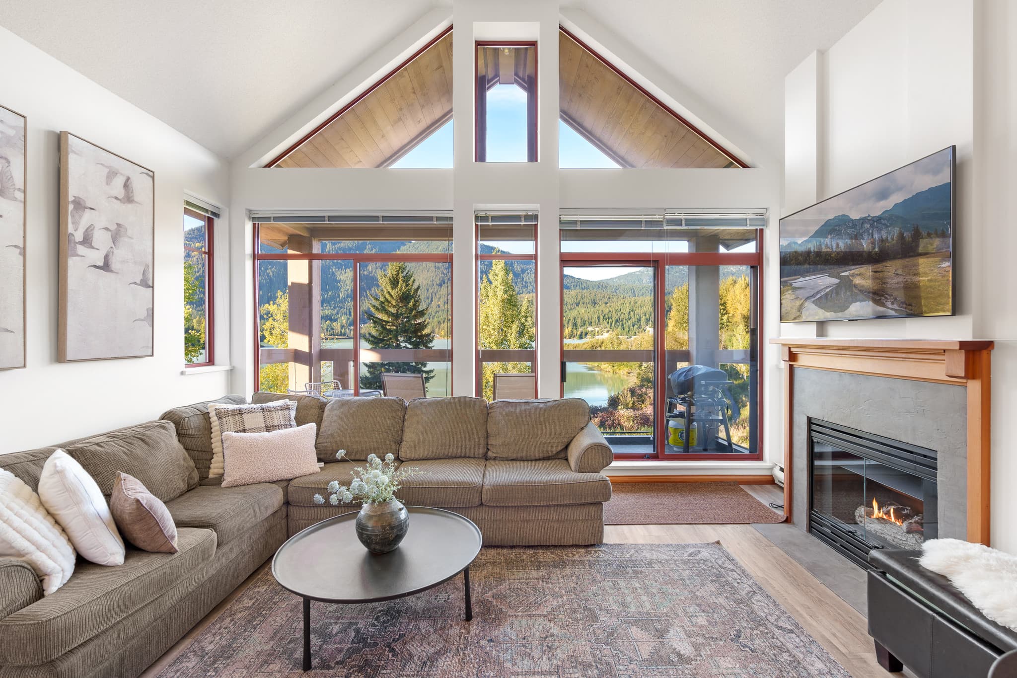 Cozy Lakefront Condo Interior