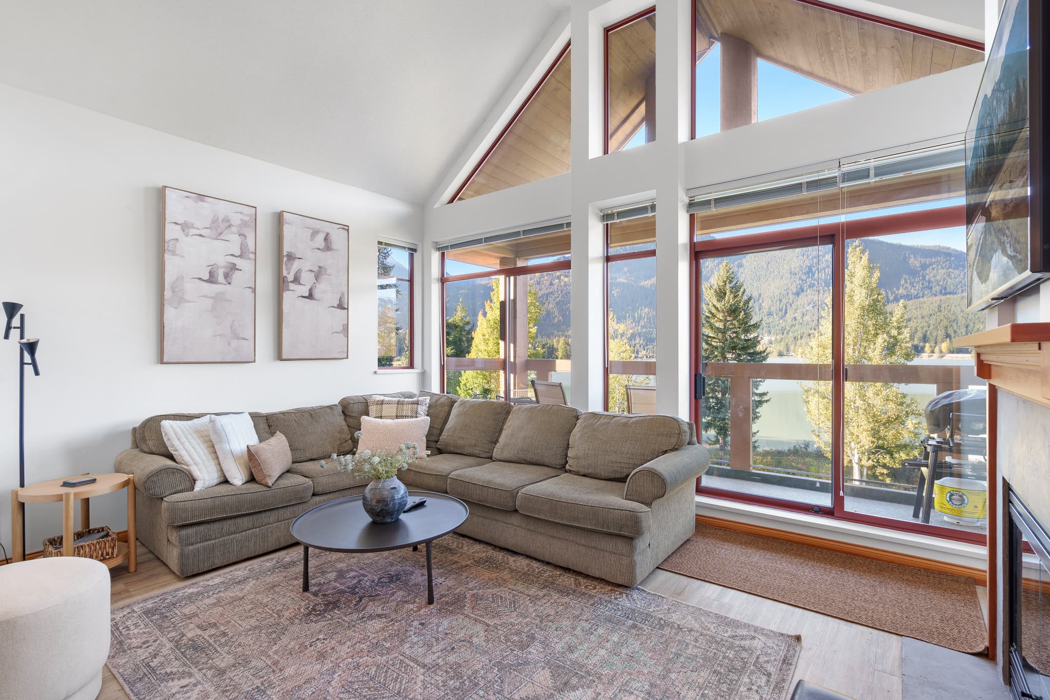 Cozy Lakefront Condo Kitchen