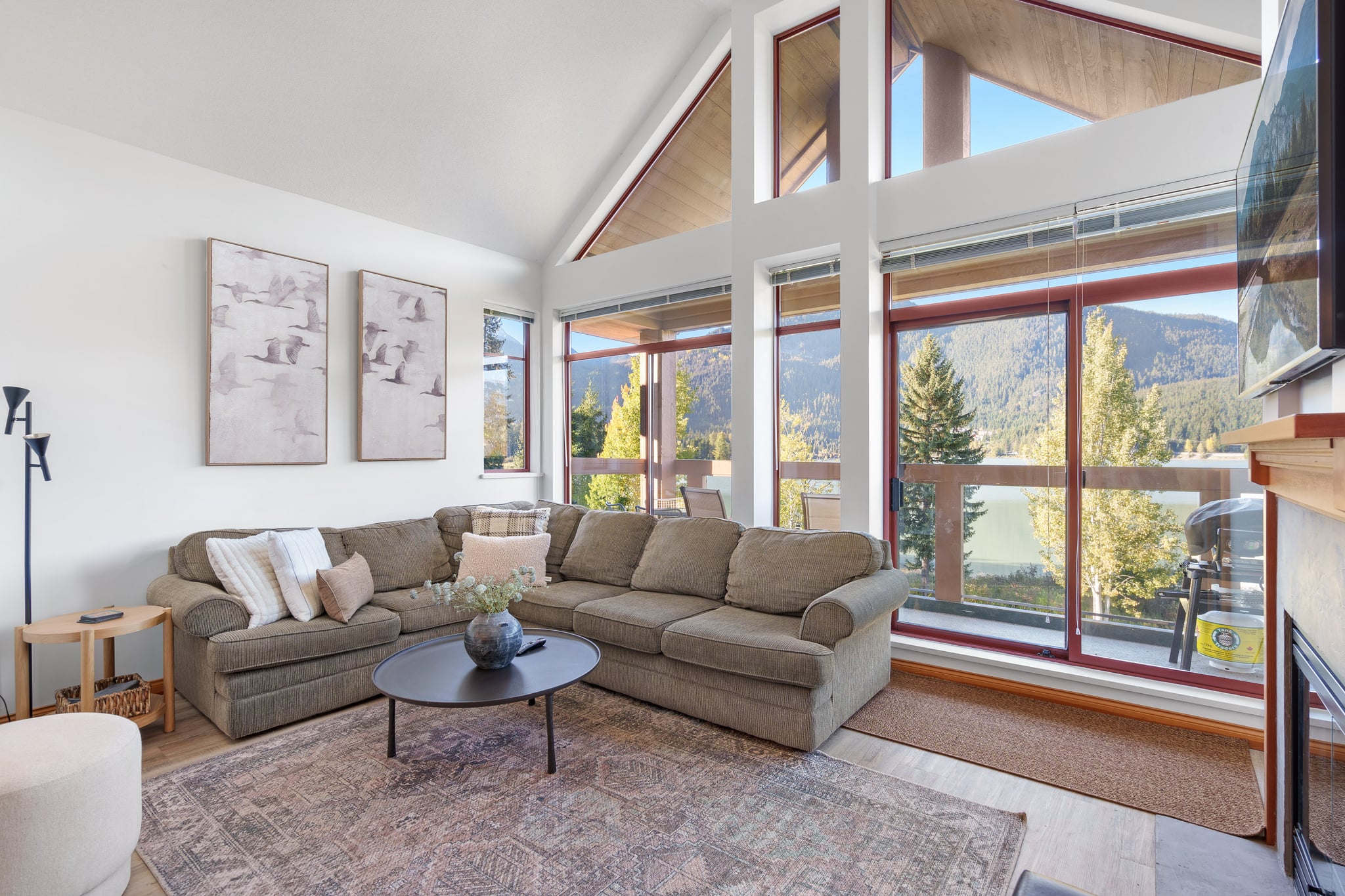 Cozy Lakefront Condo interior 3