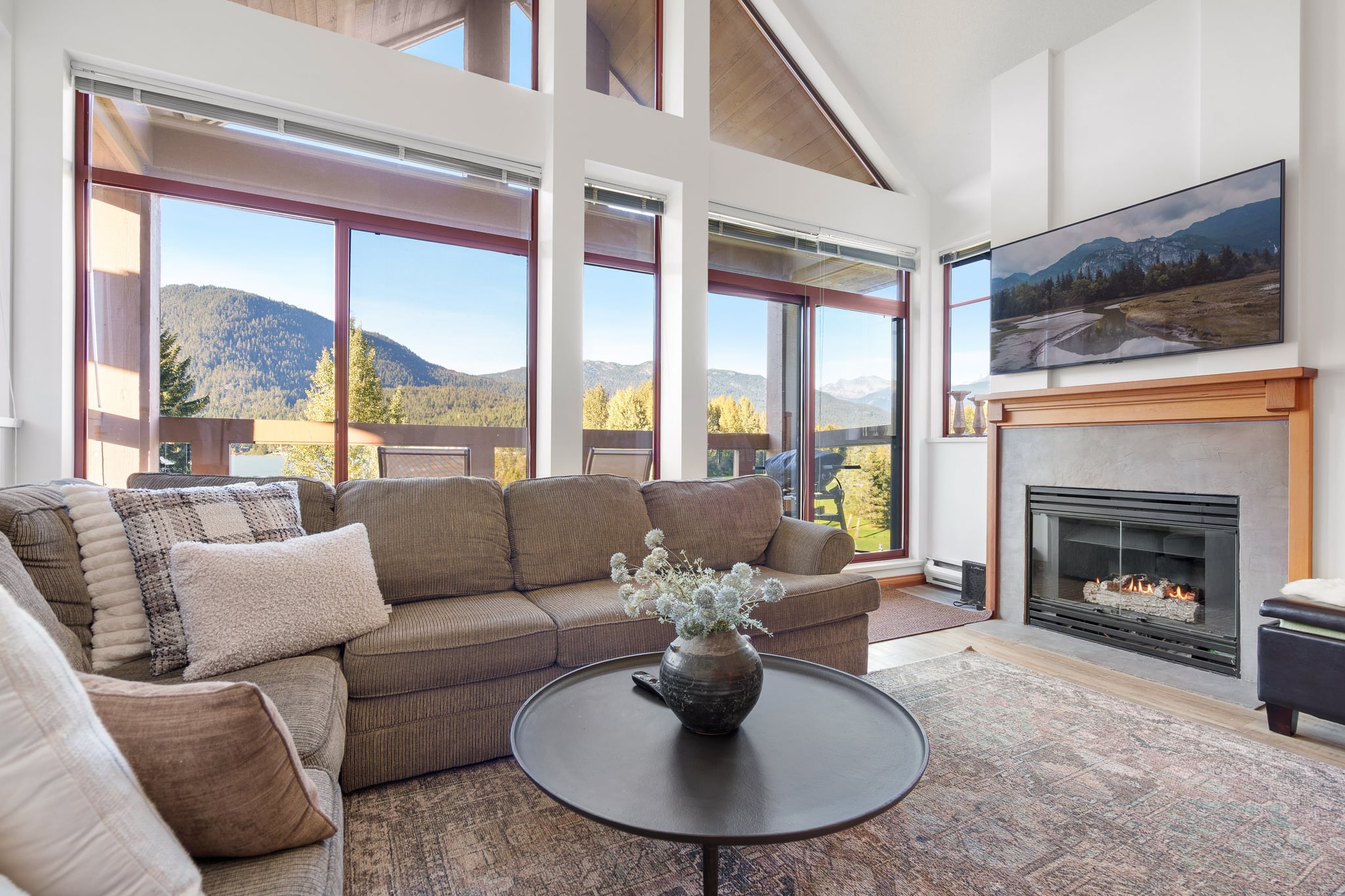 Cozy Lakefront Condo interior 4