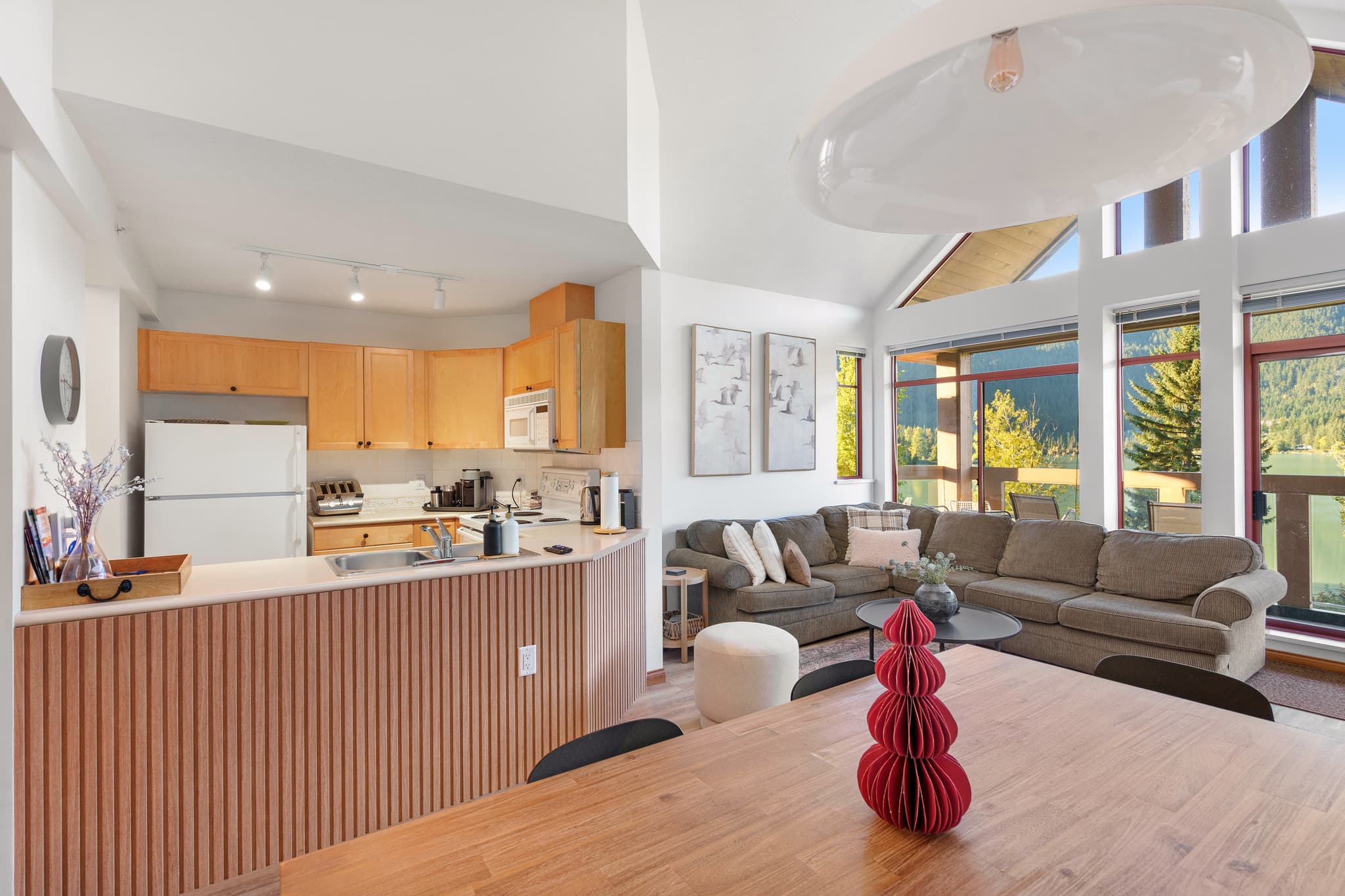 Cozy Lakefront Condo interior 6