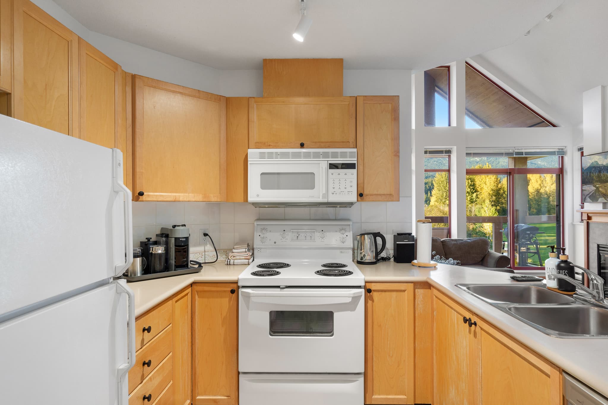 Cozy Lakefront Condo interior 10