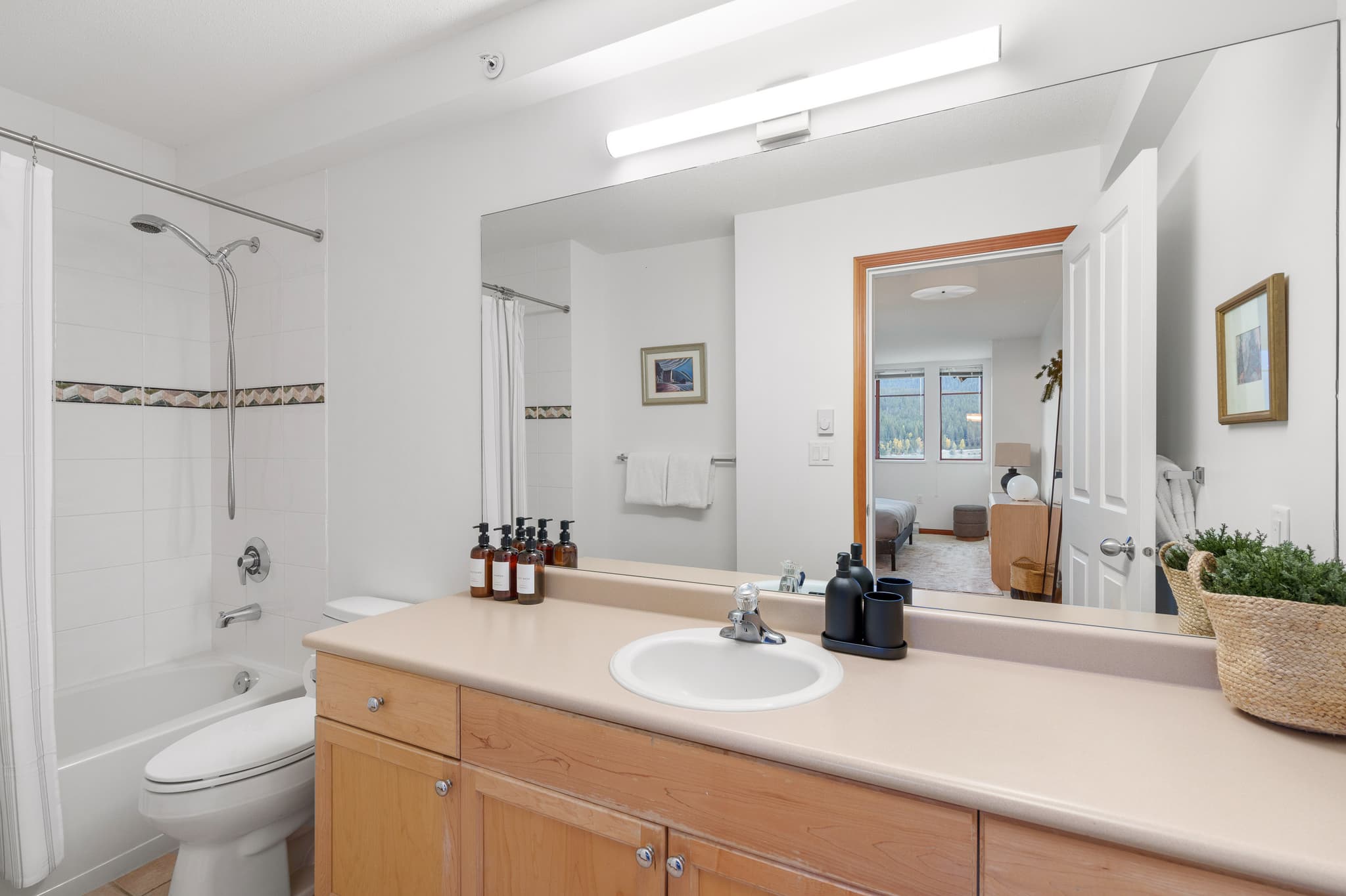 Cozy Lakefront Condo interior 20