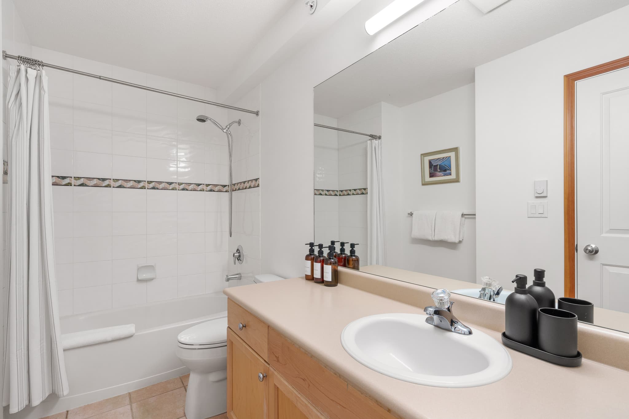 Cozy Lakefront Condo interior 21