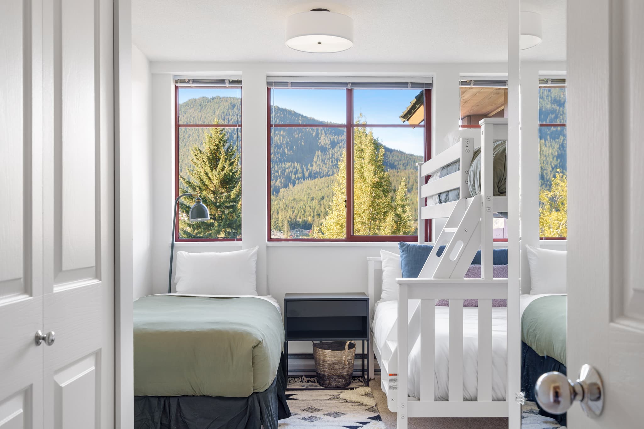 Cozy Lakefront Condo interior 24