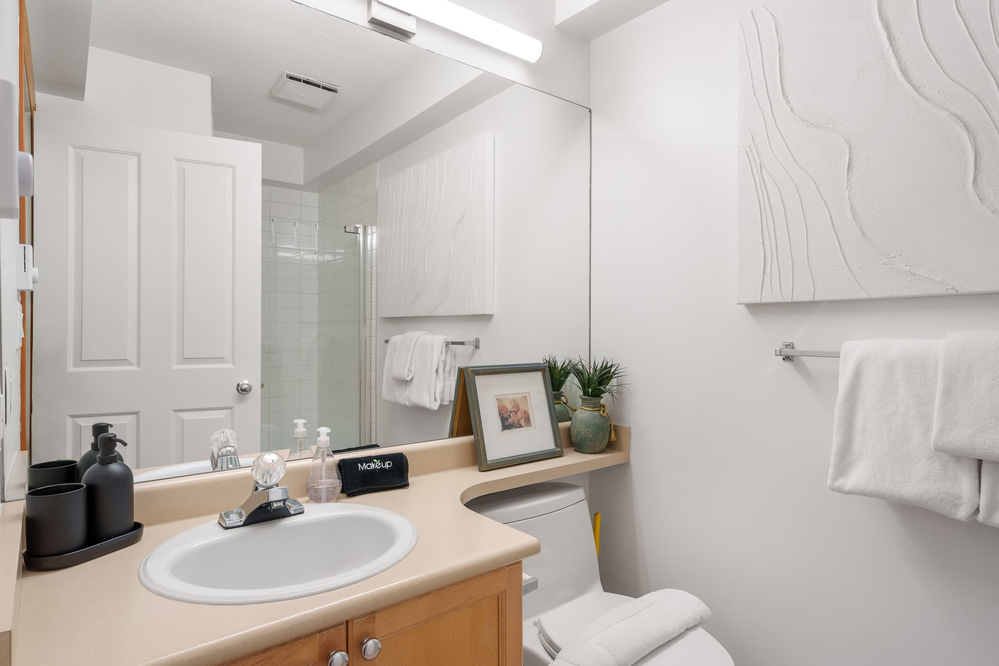 Cozy Lakefront Condo interior 25