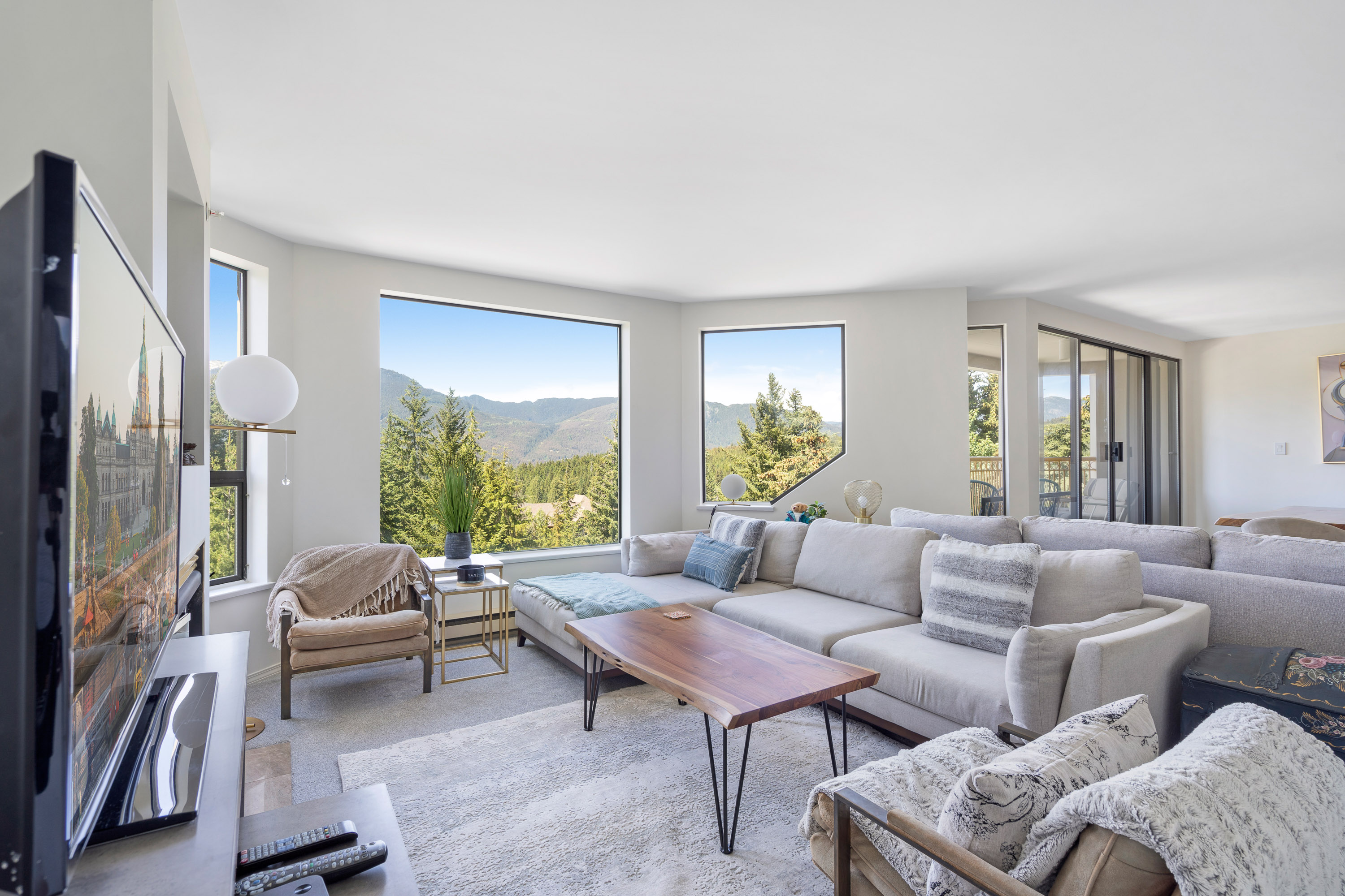 Luxury 3-Bed | Stunning Views - Luxury Whistler vacation rental with 2.5 bedrooms, accommodating up to 6 guests